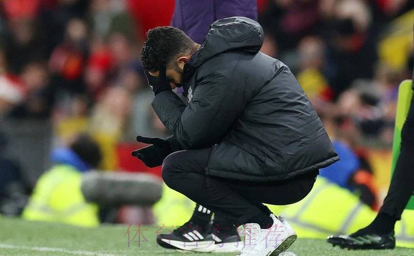 40岁阿莫林蹲地捂脸！执教曼联1周年+输球率近5成 怒批全队：糟糕