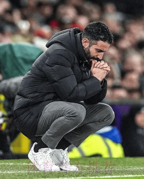 40岁阿莫林蹲地捂脸！执教曼联1周年+输球率近5成 怒批全队：糟糕